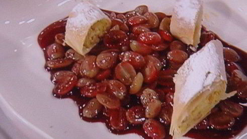 штрудель с начинкой из козьего сыра с виноградом в портвейне