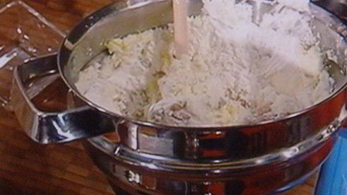 штрудель с начинкой из козьего сыра с виноградом в портвейне