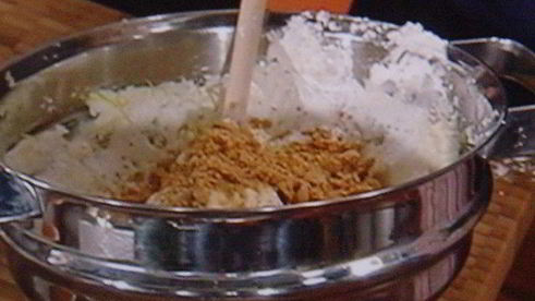 штрудель с начинкой из козьего сыра с виноградом в портвейне