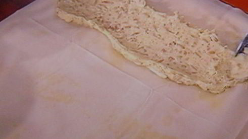 штрудель с начинкой из козьего сыра с виноградом в портвейне