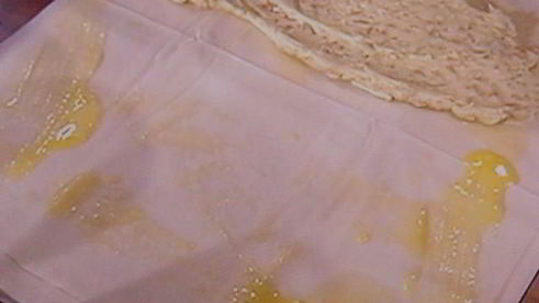 штрудель с начинкой из козьего сыра с виноградом в портвейне