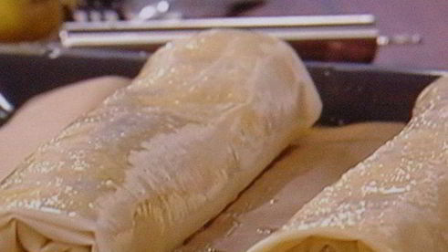 штрудель с начинкой из козьего сыра с виноградом в портвейне