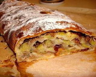 Штрудель с ревенем, сушеной клюквой и грецкими орехами