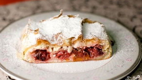 Рецепт Штруделя с творогом и вишней