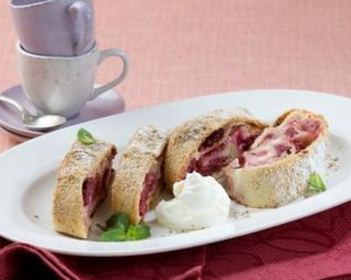 Штрудель с вишнями и фундуком