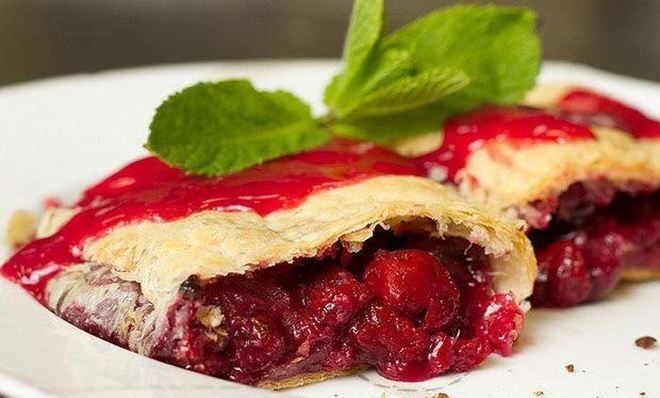 Штрудель с замороженной вишней и корицей