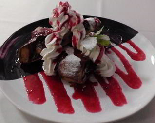 Штрудель со взбитыми сливками и айвой