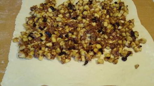 штрудель яблочный классический из слоеного теста