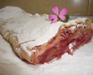 Сливовый штрудель из лаваша