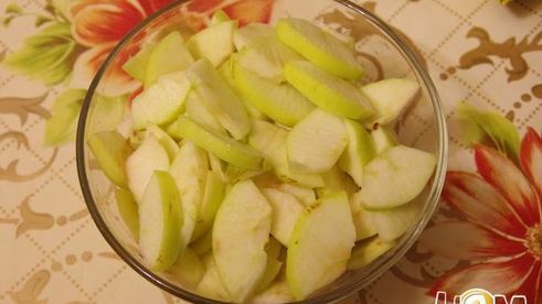 яблочный штрудель декорированный кунжутом