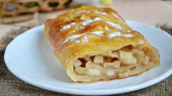 Рецепт Яблочного штруделя из слоеного теста