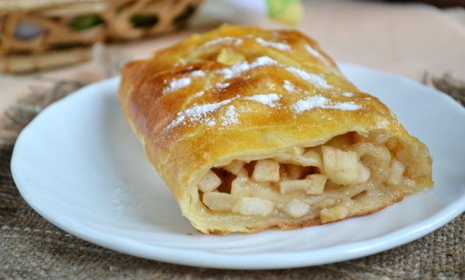 Яблочный штрудель из слоеного теста