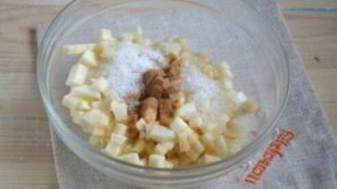 яблочный штрудель из слоеного теста