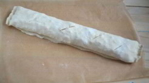 яблочный штрудель из слоеного теста