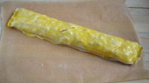 яблочный штрудель из слоеного теста