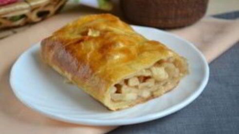 яблочный штрудель из слоеного теста