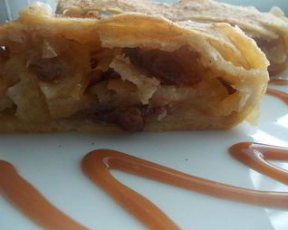 Яблочный штрудель с изюмом и карамельной крошкой