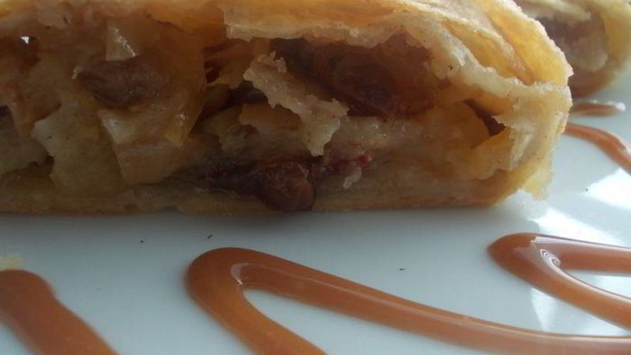 Рецепт яблочного штруделя с изюмом и карамельной крошкой