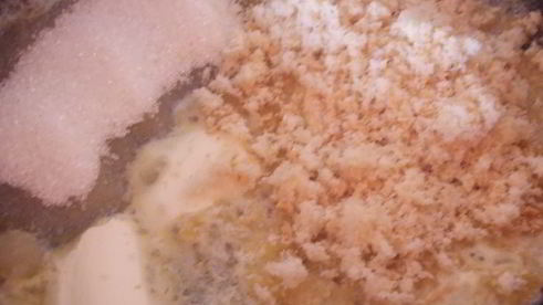 яблочный штрудель с изюмом и карамельной крошкой