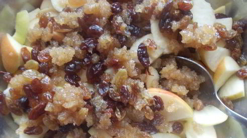 яблочный штрудель с изюмом и карамельной крошкой