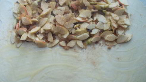 яблочный штрудель с изюмом и карамельной крошкой