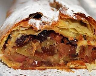 Яблочный штрудель с клюквой и сухофруктами