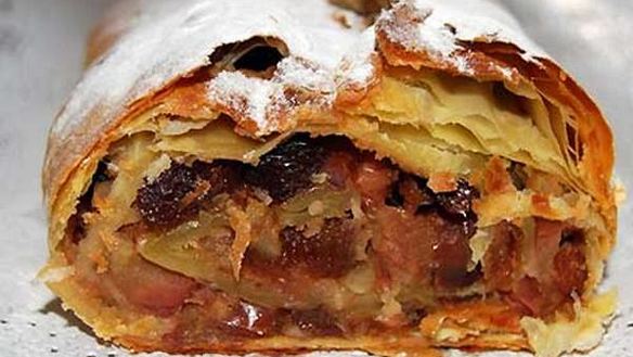 Рецепт Яблочного штруделя с клюквой и сухофруктами