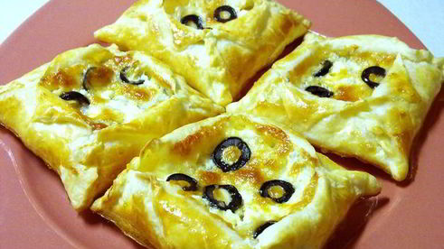 слоеные конвертики 4 сыра