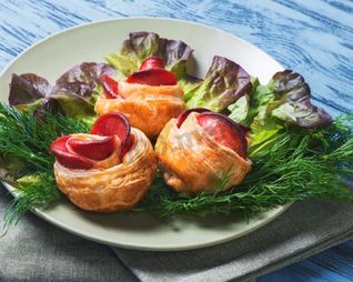 Слойки с колбасой из слоеного теста