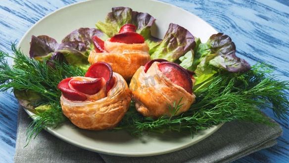 Рецепт Слоек с колбасой из слоеного теста