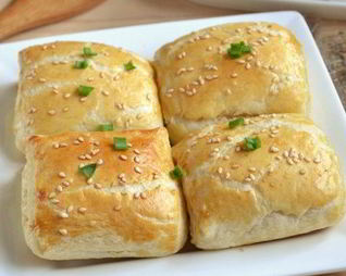 Слойки с куриным филе, помидорами и сыром