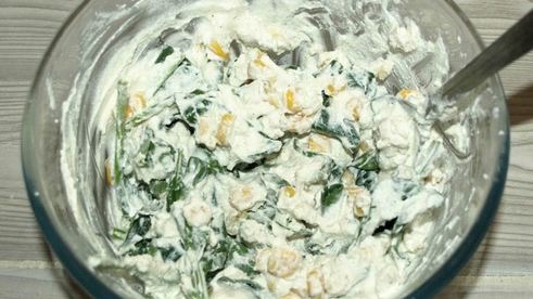 слойки с рикоттой, шпинатом и сладкой кукурузой