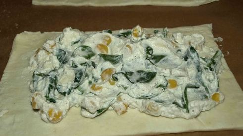 слойки с рикоттой, шпинатом и сладкой кукурузой