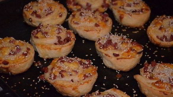 Рецепт Слоек с сыром и колбасой в духовке