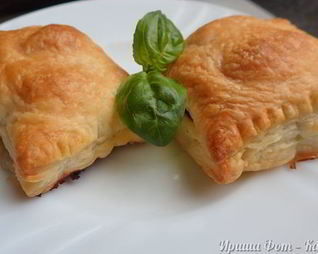 Слойки с томатами и моцареллой