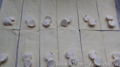 слойки с томатами и моцареллой