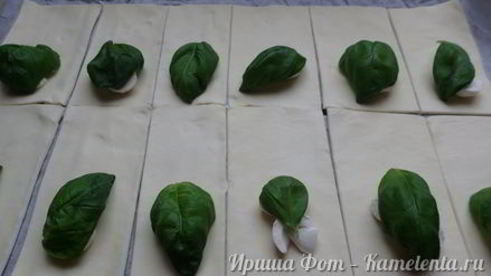 слойки с томатами и моцареллой