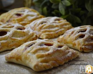 Слойки с творогом и клубникой