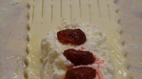 слойки с творогом и клубникой