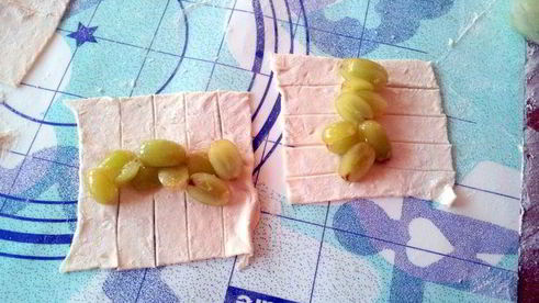 слойки с виноградом