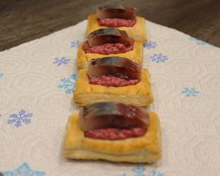 Слойки со свекольным песто и селедкой