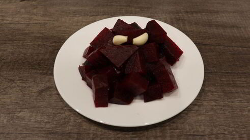 слойки со свекольным песто и селедкой