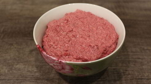 слойки со свекольным песто и селедкой