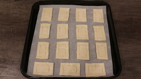 слойки со свекольным песто и селедкой