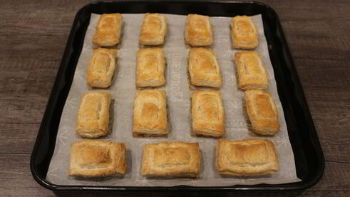 слойки со свекольным песто и селедкой