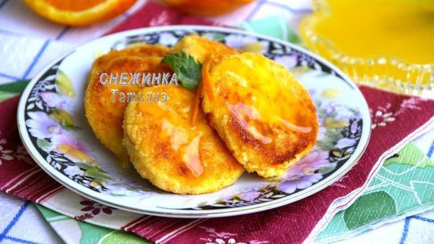 Рецепт ароматных сырников с морковью и апельсиновым соусом