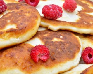 Домашние сырники с малиной