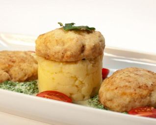 Мясные сырники с зеленой сметаной