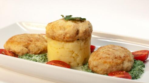 мясные сырники с зеленой сметаной