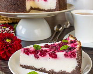 Нежный творожник с малиной